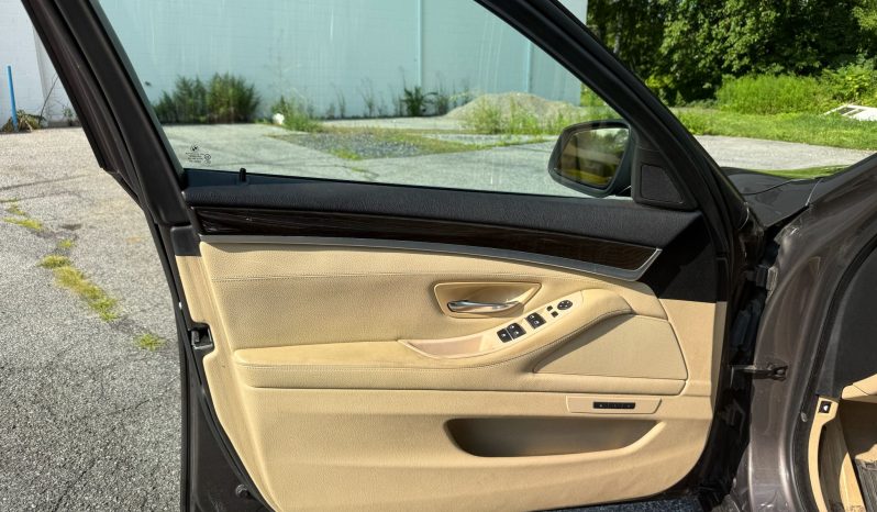 
								2012 BMW 528i xDrive full									