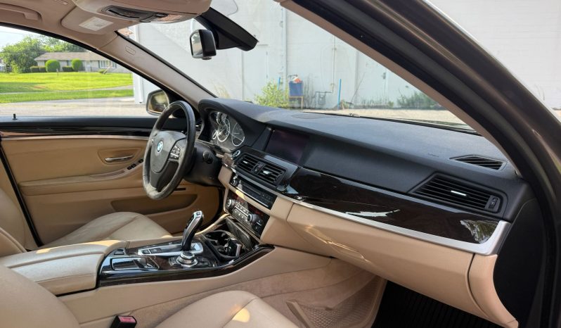 
								2012 BMW 528i xDrive full									