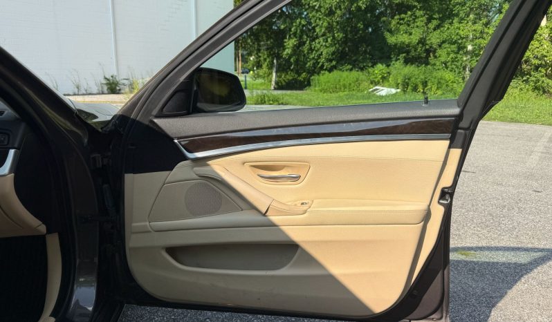
								2012 BMW 528i xDrive full									