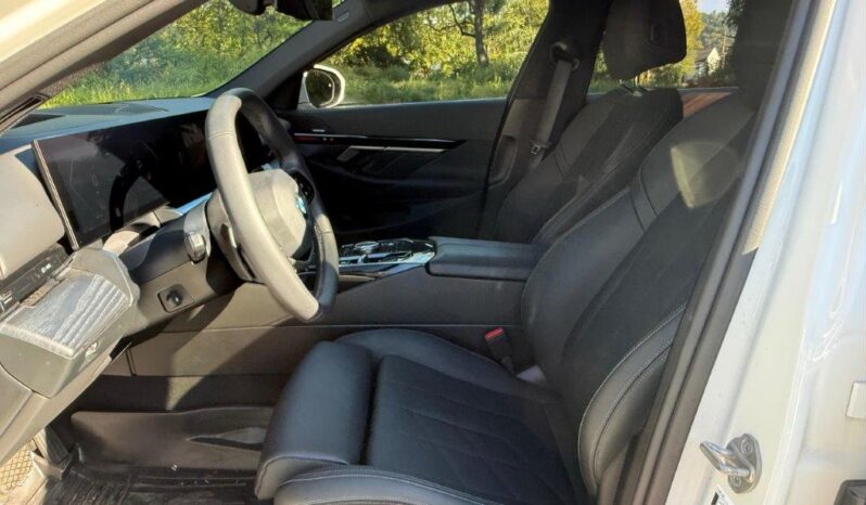 
								2024 BMW 530i xDrive full									